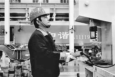 蘭州：寒夜黃河邊，他一把拉出落水大學生