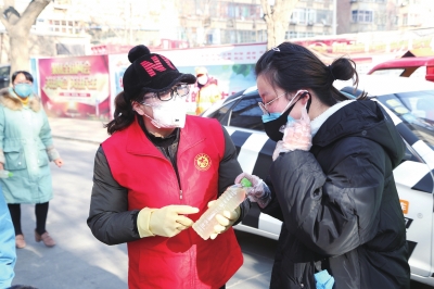 用點(diǎn)滴善舉筑就強(qiáng)大正能量 蘭州市各級(jí)道德模范、蘭州好人齊心援助抗擊疫情一線