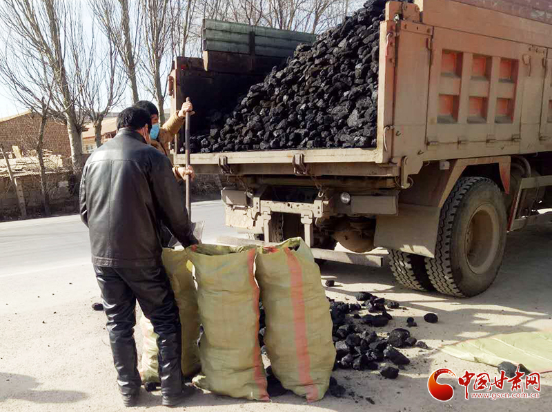 【甘肅全民戰(zhàn)“疫”】雪中送炭！會寧一企業(yè)為基層防控點捐贈10噸愛心煤（圖）