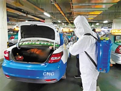 免費接送一線抗“疫”人員 蘭州奔馬雷鋒車隊，你們真棒！