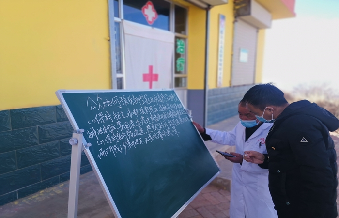 市紀(jì)委監(jiān)委駐村幫扶干部馬維高在村衛(wèi)生室宣傳疫情防控知識(shí)。.jpg