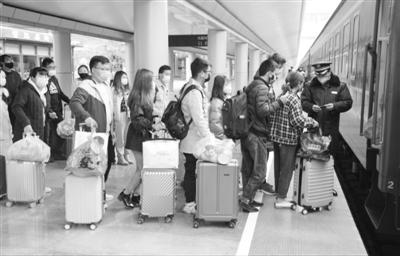 蘭州鐵路局開(kāi)行首趟“點(diǎn)對(duì)點(diǎn)”進(jìn)疆普速支教專(zhuān)列