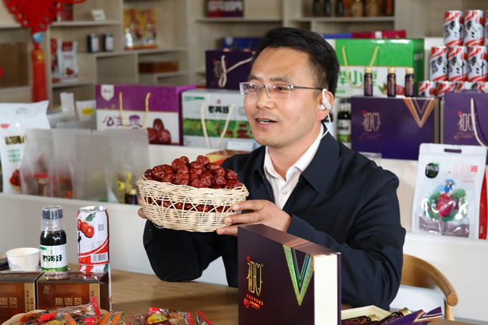 “縣長(zhǎng)直播天團(tuán)”唱響“甘貨春之聲”，售出近30種甘貨1萬(wàn)余件 開(kāi)進(jìn)直播間的網(wǎng)絡(luò)扶貧博覽會(huì)，受百萬(wàn)網(wǎng)友點(diǎn)贊 