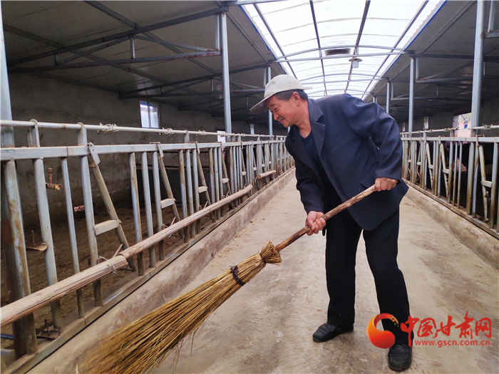 【甘肅省決戰(zhàn)決勝脫貧攻堅(jiān)】脫貧戶李明堂：脫貧也光榮 幸?？侩p手