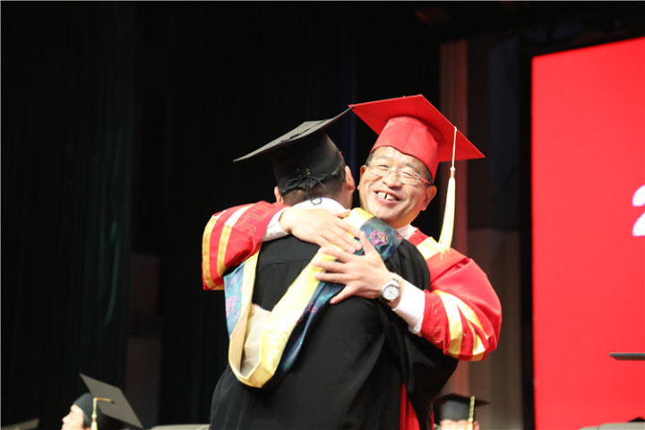 17分鐘14次掌聲！隴東學院院長辛剛國這樣深情寄語畢業(yè)生