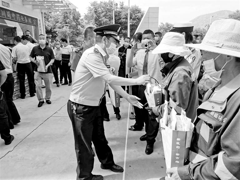 蘭州彭家坪鎮(zhèn)聯(lián)合愛心企業(yè)向500名一線工作者送去慰問(wèn)品