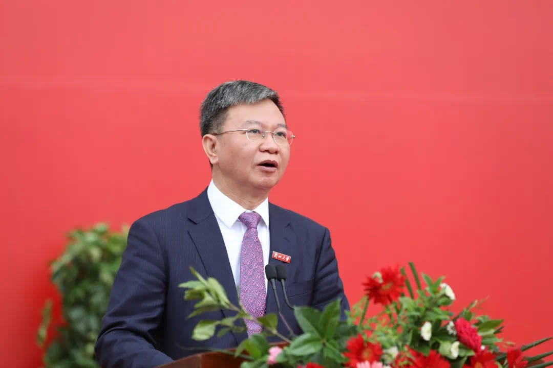 蘭州大學(xué)校長嚴(yán)純?nèi)A寄語2020屆本科畢業(yè)生：做敢擔(dān)當(dāng)、能擔(dān)當(dāng)、有擔(dān)當(dāng)?shù)娜?>
        </a><em>蘭州大學(xué)校長嚴(yán)純?nèi)A寄語2020屆本科畢業(yè)生：做敢擔(dān)當(dāng)、能擔(dān)當(dāng)、有擔(dān)當(dāng)?shù)娜?/em></li>
    <li><a  target=