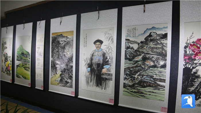 7月1日上午，定西市通渭縣紀(jì)委監(jiān)委舉辦“襄郡清風(fēng)·喜迎建黨99周年”廉政文化書畫展， 共同為黨的生日獻禮。_副本.jpg