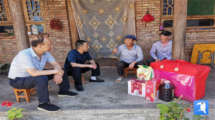 在建黨99周年來臨之際，隴南市禮縣紀(jì)委監(jiān)委在中壩鎮(zhèn)、三峪鄉(xiāng)開展“七一”慰問老黨員、困難黨員活動，為他們送去組織的關(guān)懷和節(jié)日的問候。_副本.jpg