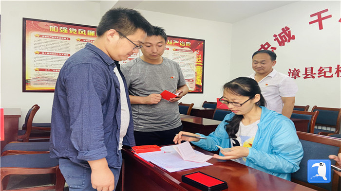 定西市漳縣紀(jì)委監(jiān)委現(xiàn)場繳納黨費（穆常榮 攝）.jpg