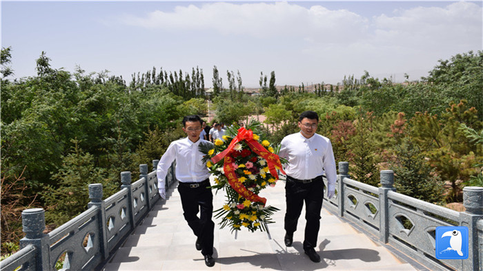 七一”前夕，白銀市紀(jì)委監(jiān)委機關(guān)黨委組織黨員來到紅軍西路軍景泰烈士陵園開展主題黨日活動。 朱鵬拍攝_副本.jpg