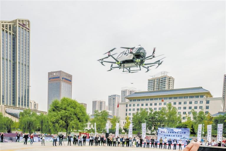 超酷、超刺激！智能駕駛飛行器在蘭載人試飛