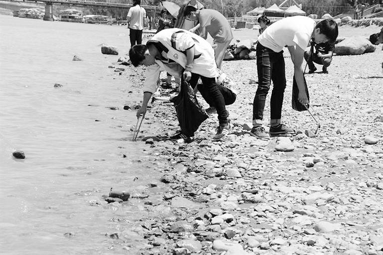 保護(hù)母親河，我們一直在路上……