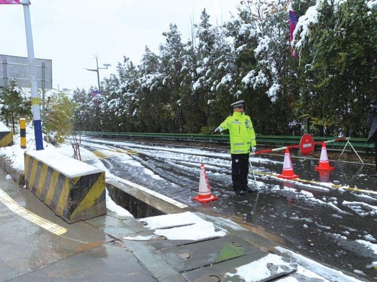 26日蘭州市大部分地區(qū)出現雨雪天氣 交警全員上崗堅守道路第一線