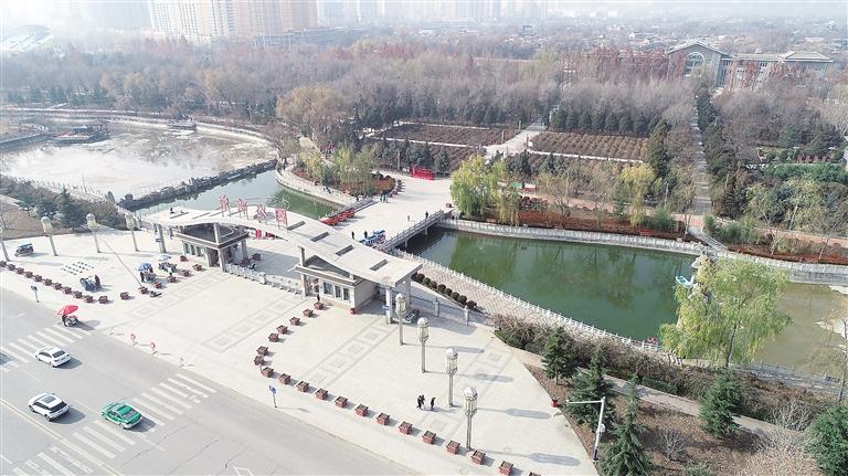 　初冬時節(jié)，臨夏市東郊公園里,楓樹、松柏、云杉等樹木色彩斑斕