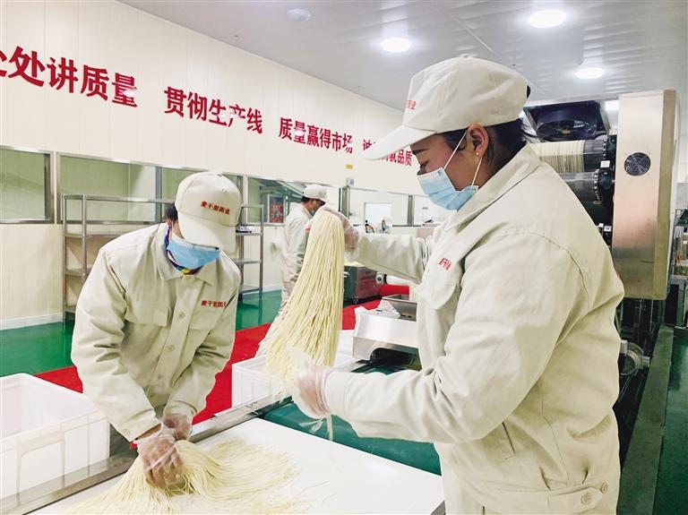 蘭州市規(guī)?；懊鏃l加工項(xiàng)目”投入運(yùn)營 將配送到市區(qū)280多家直營店