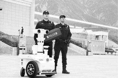 新奇！5G巡邏機(jī)器人亮相隴南武都街頭