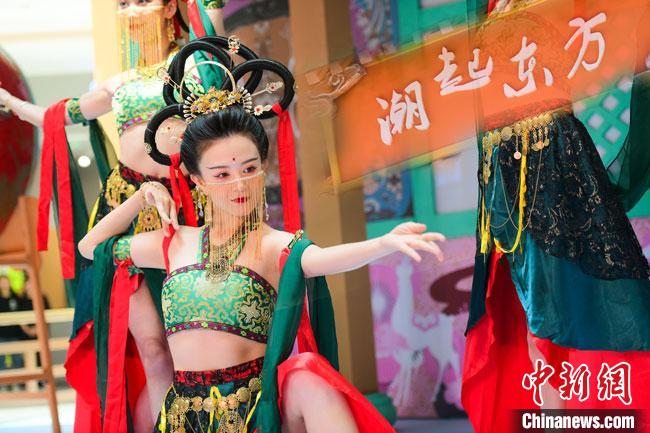 圖為今年9月5日，在重慶亮相的敦煌博物館“潮起東方”主題活動(dòng)現(xiàn)場(chǎng)。敦煌博物館供圖