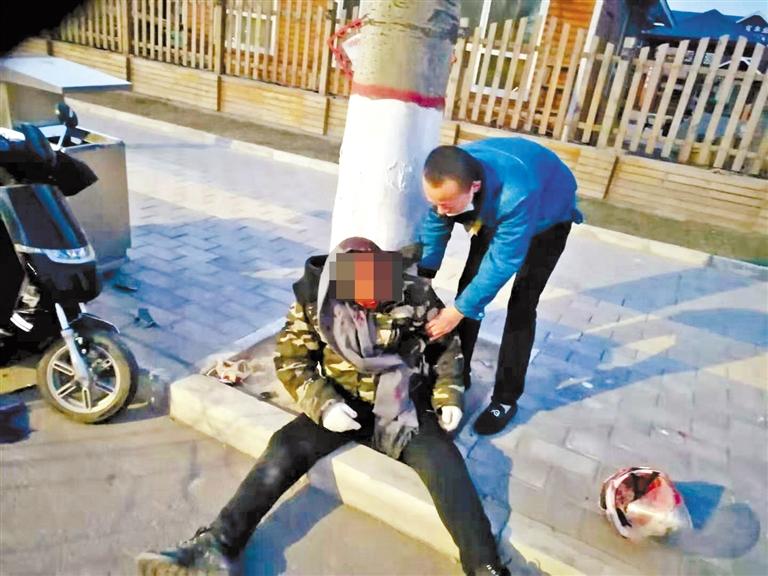 蘭州：騎摩托車男子清晨撞傷 熱心“的哥”全力救助！