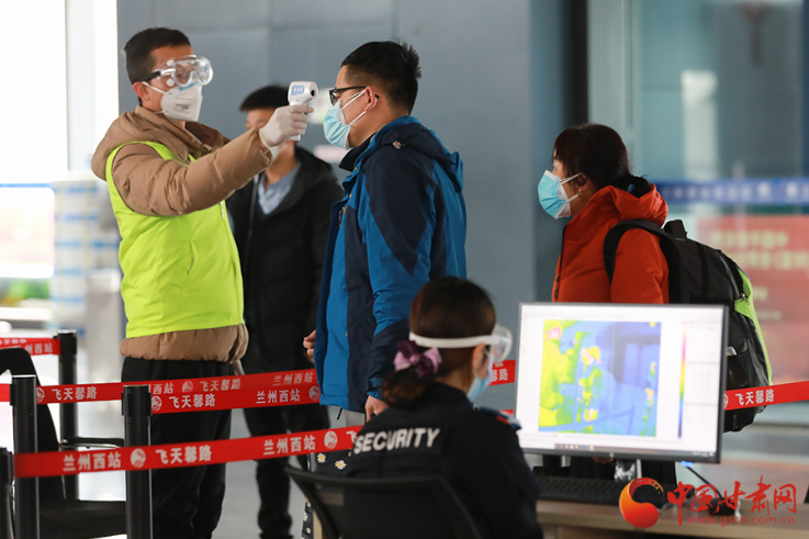 回家路上，請(qǐng)配合疫情防控要求 