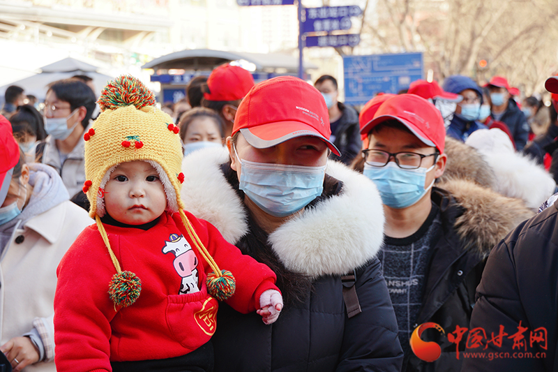 甘肅開行節(jié)后首趟復(fù)工復(fù)產(chǎn)專列  輸送1076名進疆教師返崗 