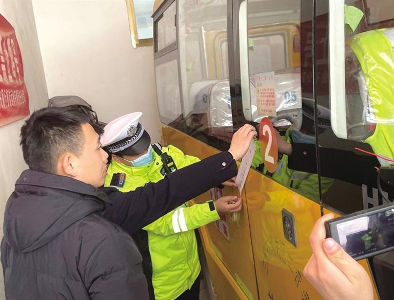 蘭州城關交警解封校車 打好開學安全基礎