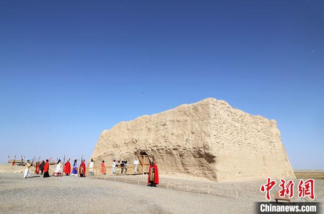 數(shù)十位身著古裝的女性通過(guò)體驗(yàn)賞漢舞、習(xí)漢禮、吟誦詩(shī)詞等中華傳統(tǒng)文化，再現(xiàn)古絲綢之路的繁華盛景?！⊥踺?攝