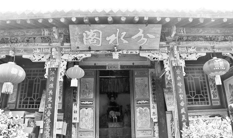 秦嶺鎮(zhèn)分水閣，一屋檐水分江河 這里可看水系奇觀，可賞連翹花海