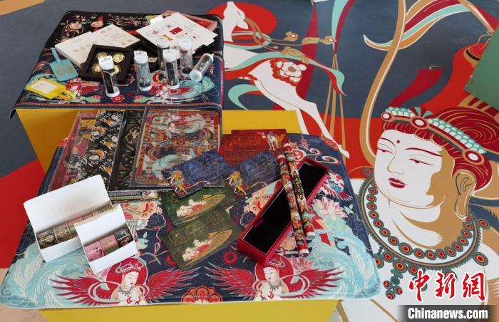 60余類敦煌主題的文創(chuàng)產(chǎn)品讓人愛不釋手?！《∷?攝