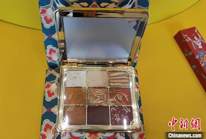 圖為取材壁畫色彩的敦煌美妝?！《∷?攝