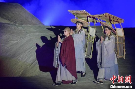 圖為演出現(xiàn)場，該劇獨創(chuàng)360度旋轉(zhuǎn)并前后移動觀眾席，顛覆傳統(tǒng)劇場舞臺表演模式。　王斌銀 攝