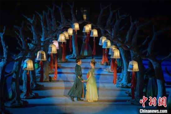 圖為全新升級《敦煌盛典》，新增戰(zhàn)馬、燈籠矩陣，以及最新聲、光、電硬件設施。　王斌銀 攝