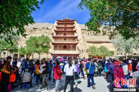 中國農(nóng)歷四月初八，敦煌民眾傳承歷史習(xí)俗，前往莫高窟燒香禮佛、祈福。(資料圖) 王斌銀 攝