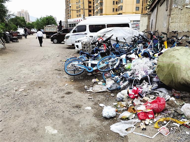 百米土路臟亂差，誰來管？經(jīng)記者協(xié)調(diào)，社區(qū)組織志愿者進(jìn)行了清理