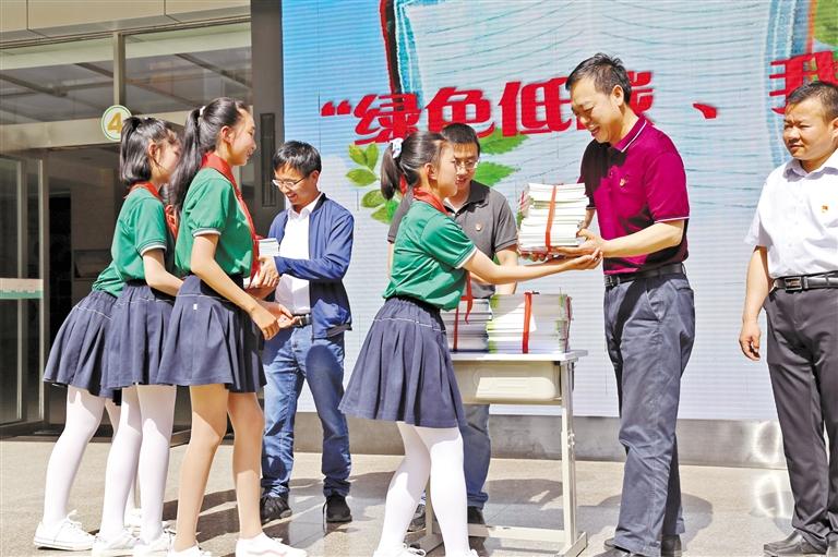 甘肅省生態(tài)環(huán)境廳開展送書進?；顒?>
        </a><em>甘肅省生態(tài)環(huán)境廳開展送書進校活動</em></li>
    <li><a  target=