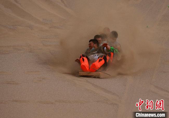 6月13日，敦煌鳴沙山月牙泉景區(qū)舉辦滑沙比賽?！●T豆 攝
