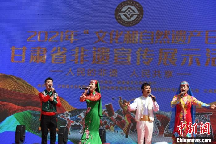 圖為甘肅臨夏回族自治州非遺傳承人演唱花兒?！钇G敏 攝