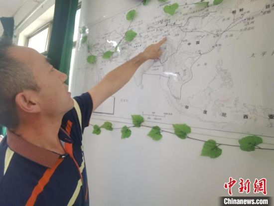 圖為甘肅省社會科學院絲綢之路研究所所長侯宗輝指出《絲綢之路古文明》課題組考察線路?！￠Z姣 攝