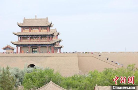 歷經(jīng)數(shù)十載保護修繕的古老關城得以延年益壽，成為了海內(nèi)外游客“絲路游”的必經(jīng)打卡地?！「哒?攝