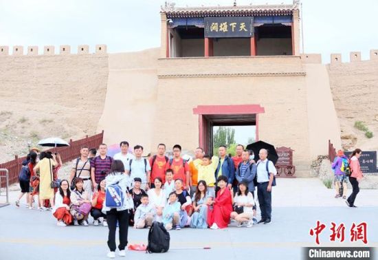 歷經(jīng)數(shù)十載保護修繕的古老關城得以延年益壽，成為了海內(nèi)外游客“絲路游”的必經(jīng)打卡地。　高展 攝