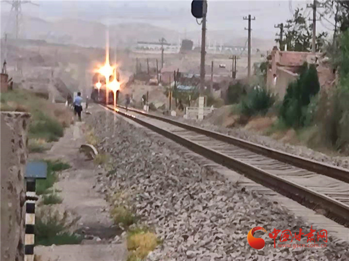 驚險！火車來臨小男孩鐵路上玩耍 蘭鐵民警飛奔將其救下