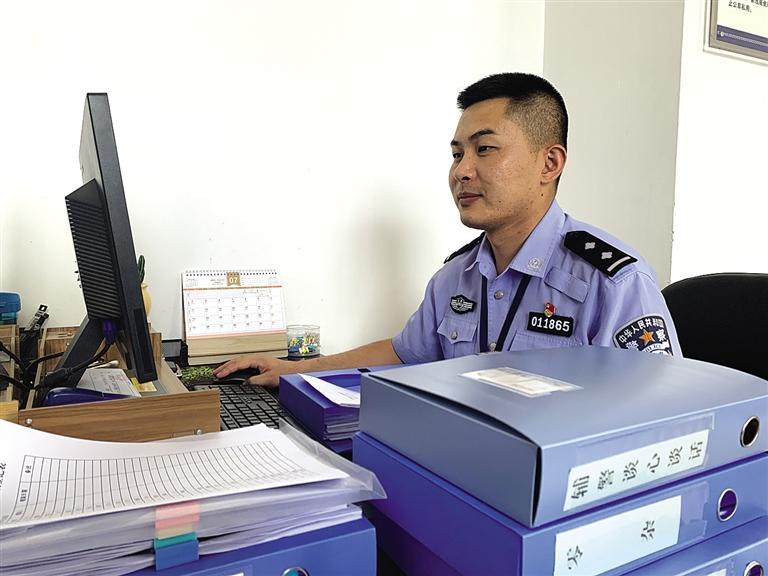 “身為黨員，就應(yīng)該第一個(gè)往前沖”