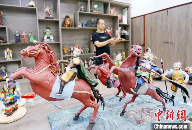 安秋平是成州面塑第五代傳承人，也是當(dāng)?shù)匚ㄒ粓允孛嫠苤谱鞯娜恕！「哒?攝