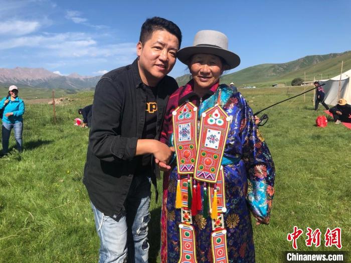 圖為拍攝紀(jì)錄片《西茂的婚禮》期間，張輝剛(左)與裕固族老人合影留念。(資料圖) 張輝剛供圖