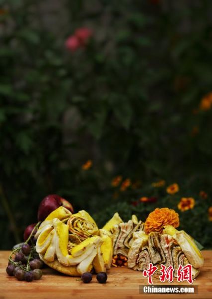 圖為做好的月餅，狀似玫瑰，切開后層層疊疊，色彩斑斕。張文 攝