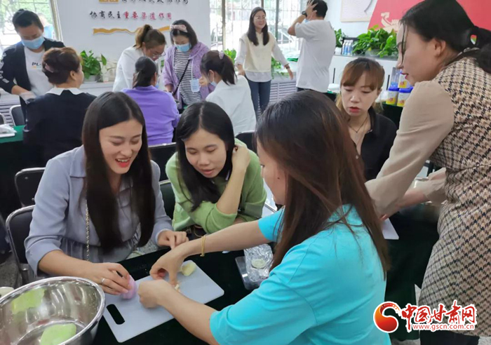 解鎖新技能！蘭州七里河區(qū)秋天的第一份手工月餅來(lái)了