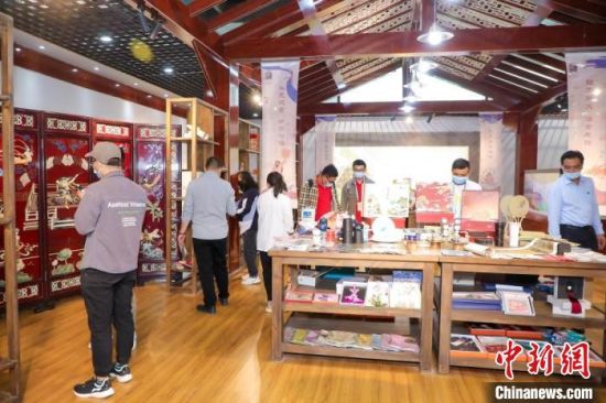 圖為甘肅“一會(huì)一節(jié)”期間，位于敦煌的天水市展館中，民眾觀賞文創(chuàng)產(chǎn)品。　甘肅省文化和旅游廳供圖