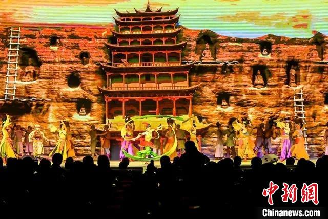 開幕式文藝展示“相約敦煌”，通過數(shù)字技術(shù)將莫高窟“搬到”演出現(xiàn)場?！「拭C省文化和旅游廳供圖