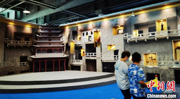 該展覽還借助科技手段，復原“藏經(jīng)洞”場景，將莫高窟“搬進”展廳?！《∷?攝