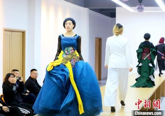 東鄉(xiāng)繡娘在T臺(tái)走秀?！「哒?攝